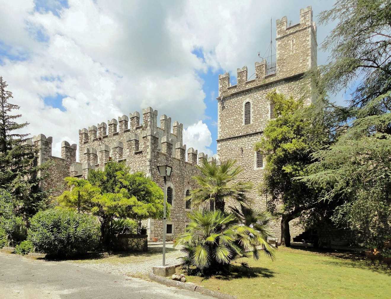 Photos Château de rêve en Ombrie dans la forêt