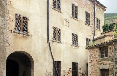 Propriétés, Vieux château à Piobbico dans la région des Marches