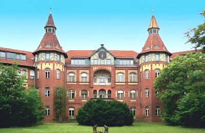 Propriétés, Grand château et ancien complexe hospitalier près de Cottbus