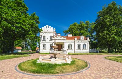 Propriétés, Palais avec parc près de Varsovie