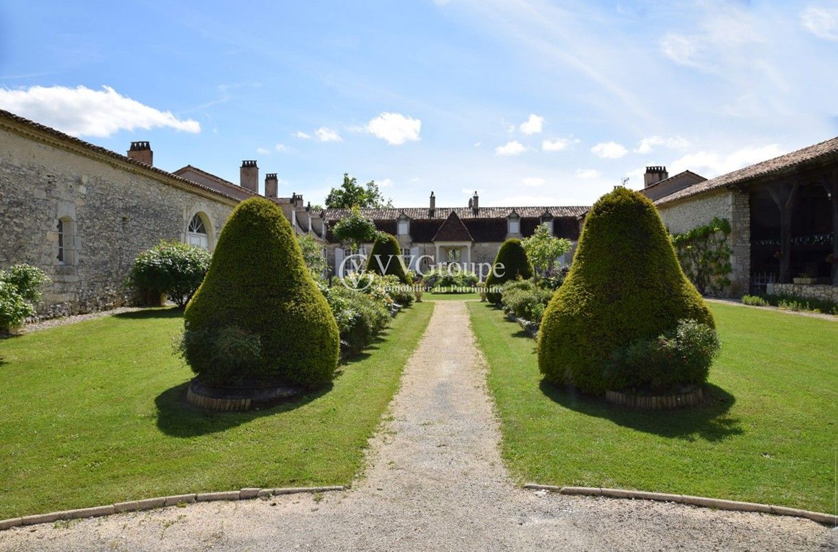 Photos Château du 17ème siècle avec cour d'honneur, piscine sur 8,9 hect Monflanquin