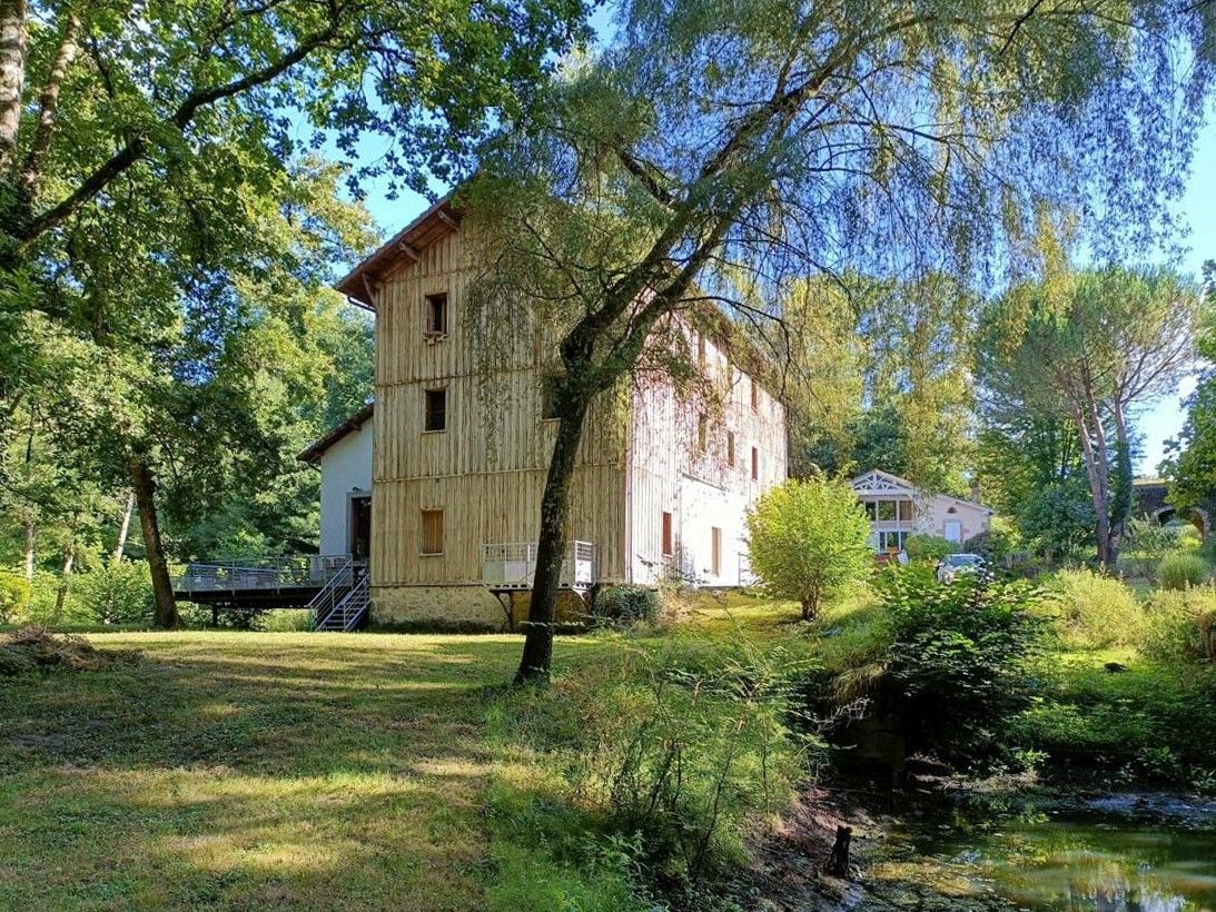 Photos Domaine avec un moulin du 15 ème siècle, une ferme landaise, une rivière sur 2,4 hect