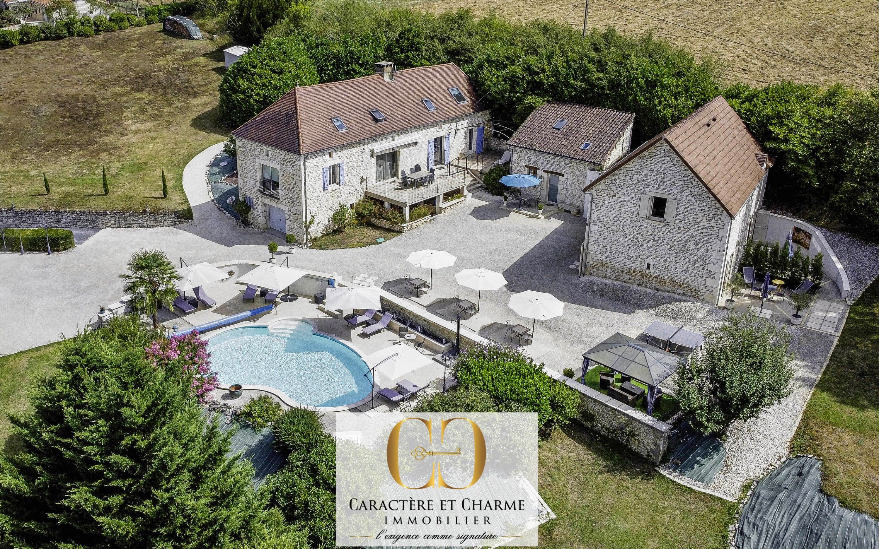 Photos Maison de campagne avec chambres d'hôtes en Dordogne