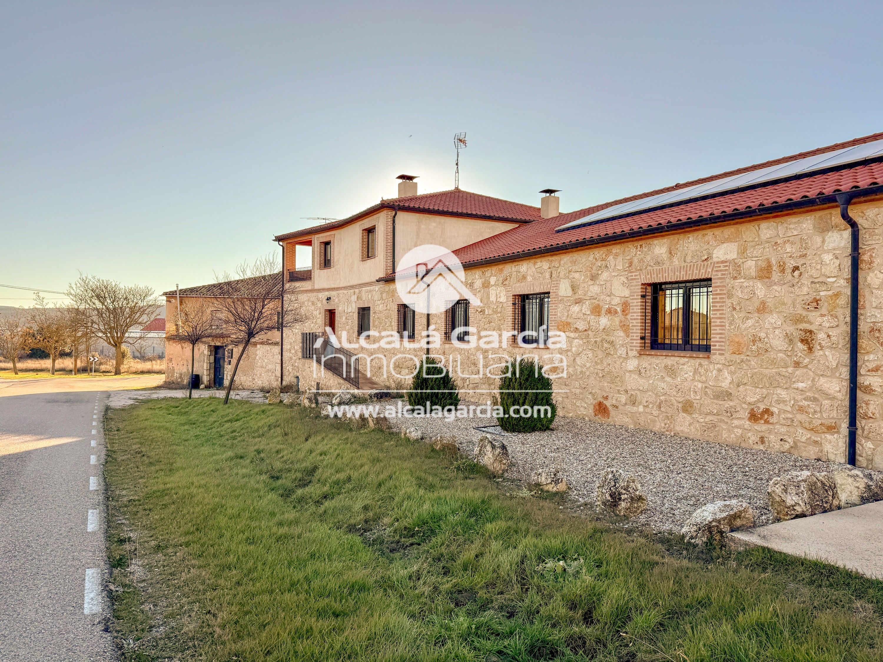 Photos Maison de campagne avec cave à vin historique