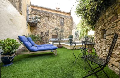 Propriété historique à vendre Uzès, Occitanie, Cour intérieure