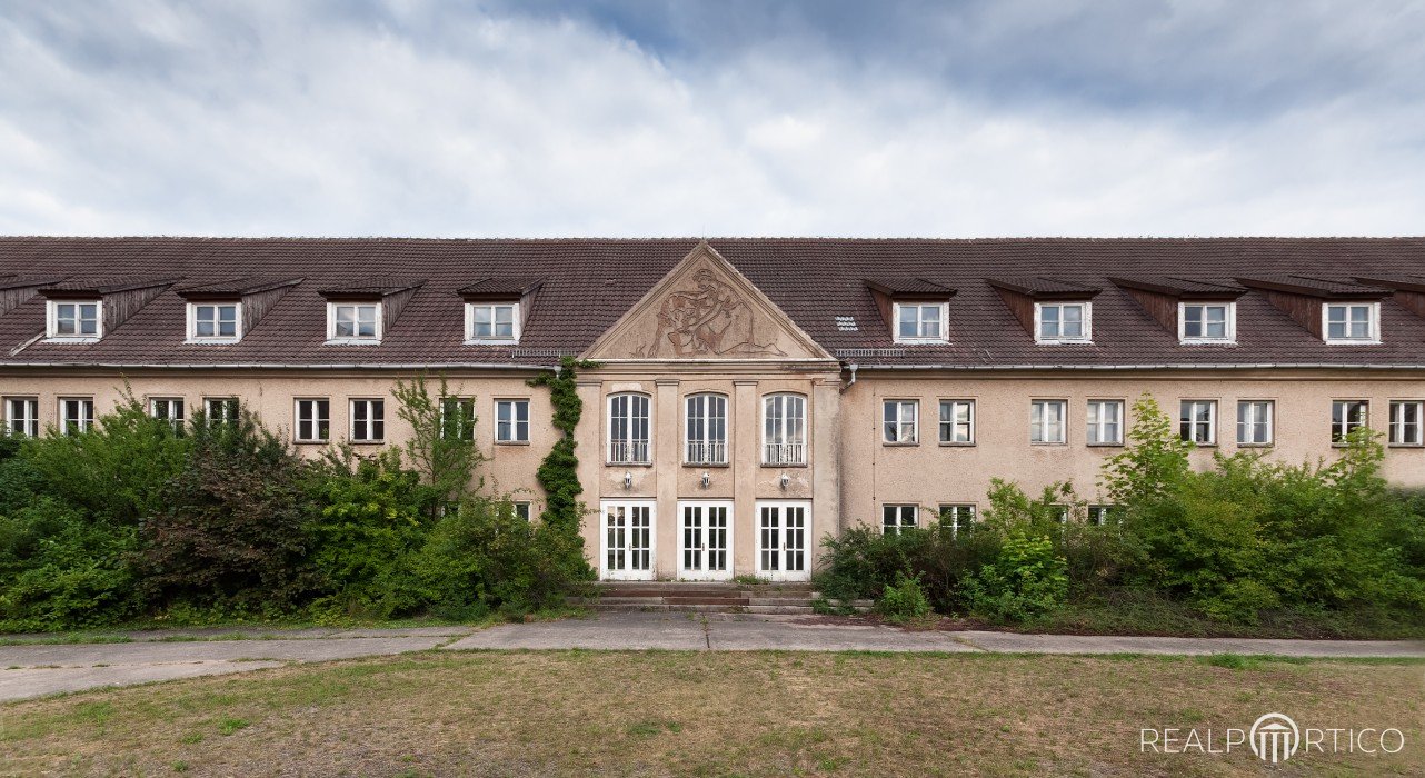 Ehemalige Landwirtschaftsschule in Herzberg - erbaut in den 70er Jahren im Gutspark , Herzberg