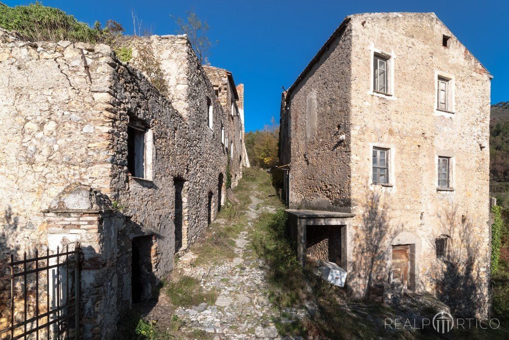 Häuserruinen eines alten Bergdorfs in Italien, Italie