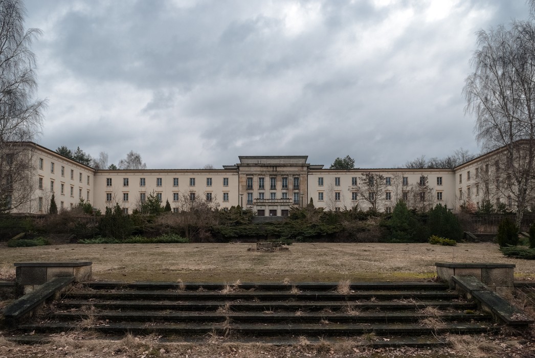 Ehemalige FDJ-Hochschule am Bogensee: "Haus Berlin" (Hauptgebäude mit Hörsaal) - errichtet in den 50er Jahren im Stil des sozialistischen Klassizismus, Lanke